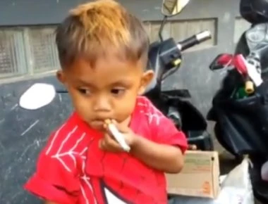Είναι μόλις 2,5 ετών και καπνίζει 40 τσιγάρα την ημέρα (βιντεο)